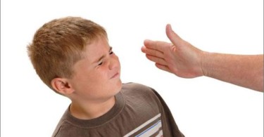 Психологи запрещают родителям кричать и оскорблять детей