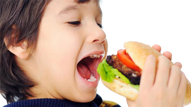 Фастфуд может стать причиной плохой успеваемости школьников