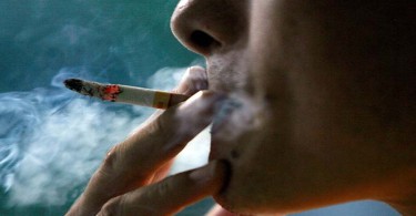 Курильщики вызывают у окружающих инсульты