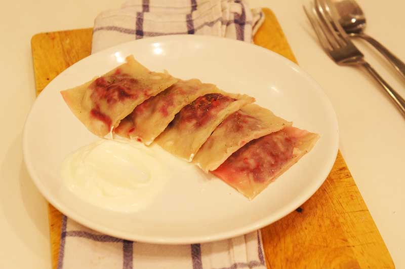 Равиоли со свёклой, изюмом и грецкими орехами