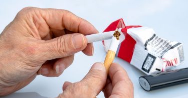 Некоторые витамины могут облегчить отказ от курения