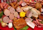 Онкологи запретили увлекаться мясными деликатесами