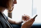 Люди, постоянно сидящие в телефоне, чаще имеют проблемы с весом